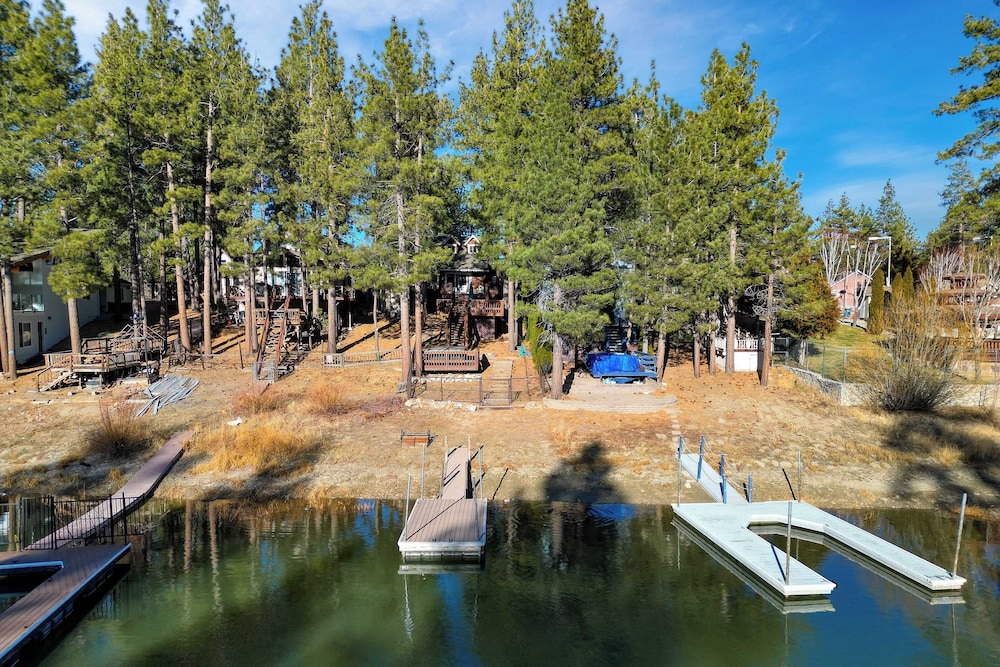 2 Lakefront Homes by Avantstay Sleeps 23, Private Dock+beach, Hot Tub, Fire Pit, Deck Views