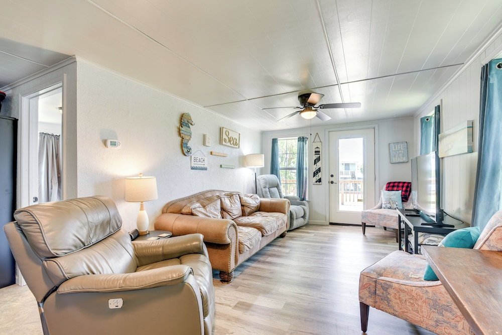 2 Mi to Public Beach: Pet-friendly Freeport Home!