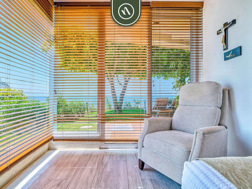 Luxury 4 BR Condo - Private Beachfront Deck With Pool