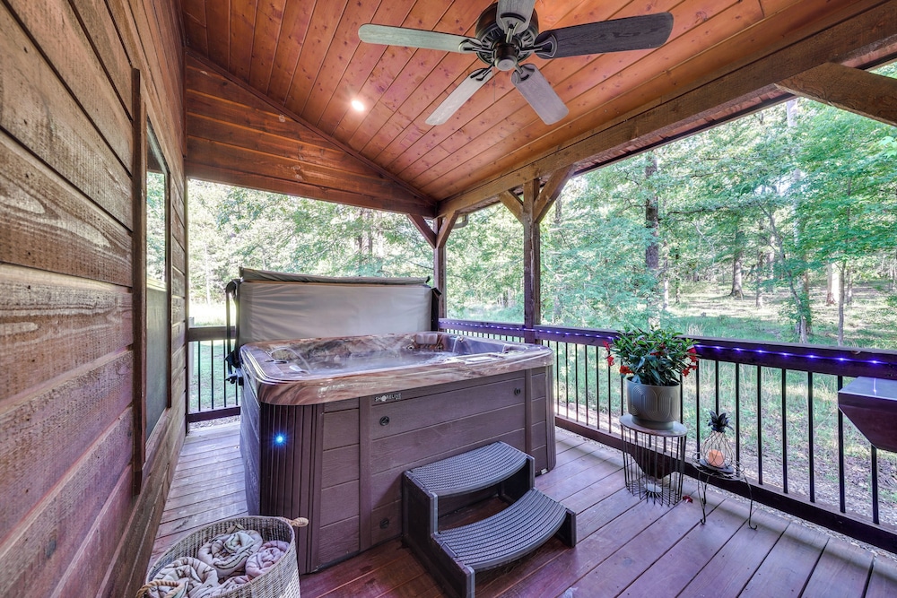 Walk to Restaurants: Hot Tub Haven in Broken Bow!