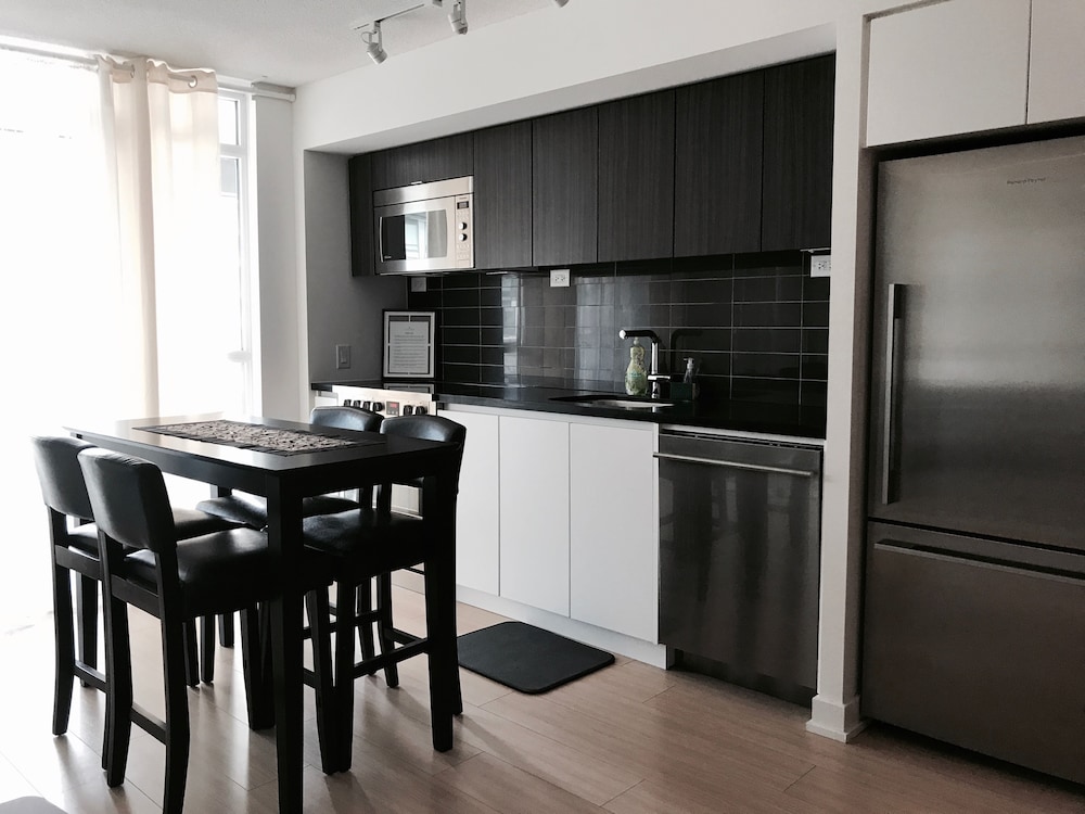 Beautiful Home by Rogers Centre - Image 5