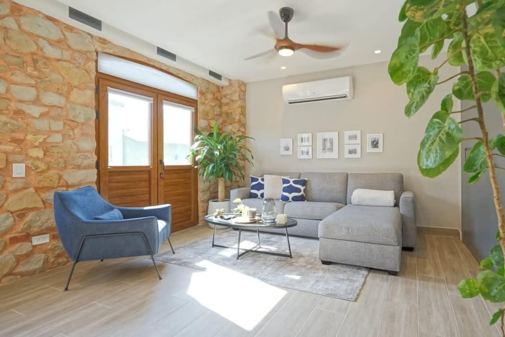 w Lively 1BR in Casco Viejo