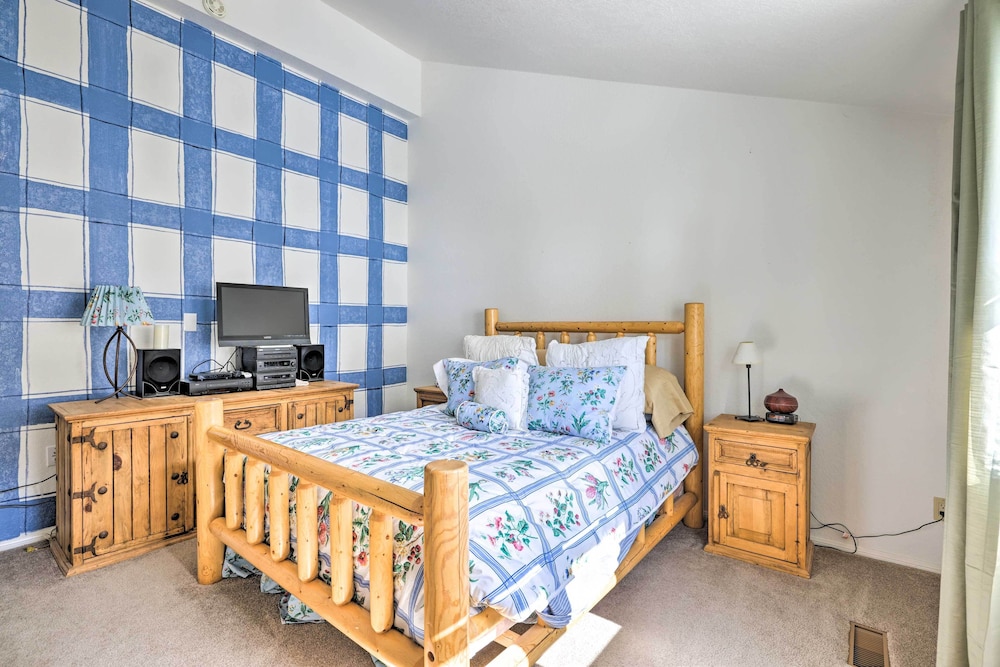 Spacious Brian Head Mtn Getaway w/ Hot Tub! view 4