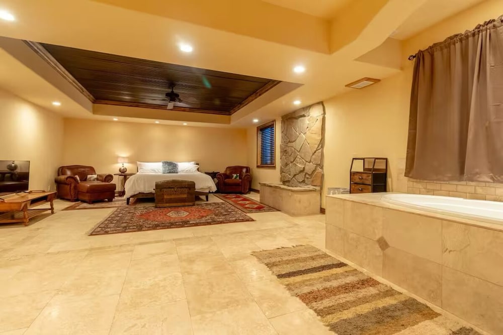 14 Guests 5BR 2BA Game room and Living