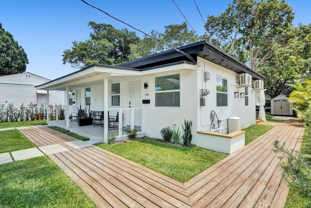 Modern Hallandale Apt w/ Backyard Near Beach