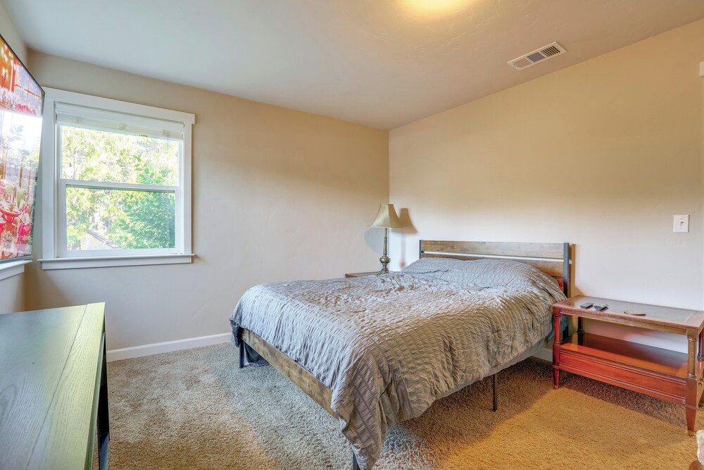 4 Mi to Dtwn Grass Valley: Forest Oasis w/ Hot Tub