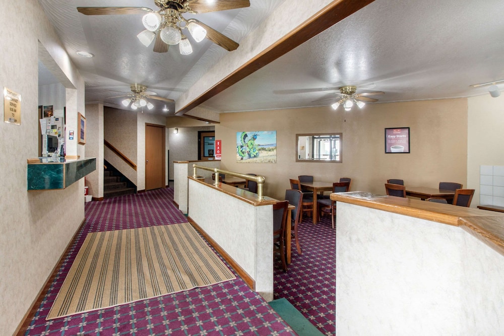 Econo Lodge Oacoma - Chamberlain West view 4