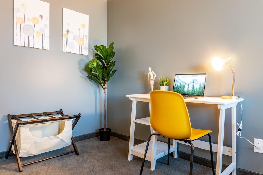 Comfy DT Loft w Parking Rooftop Patio BBQ Gym - Image 5