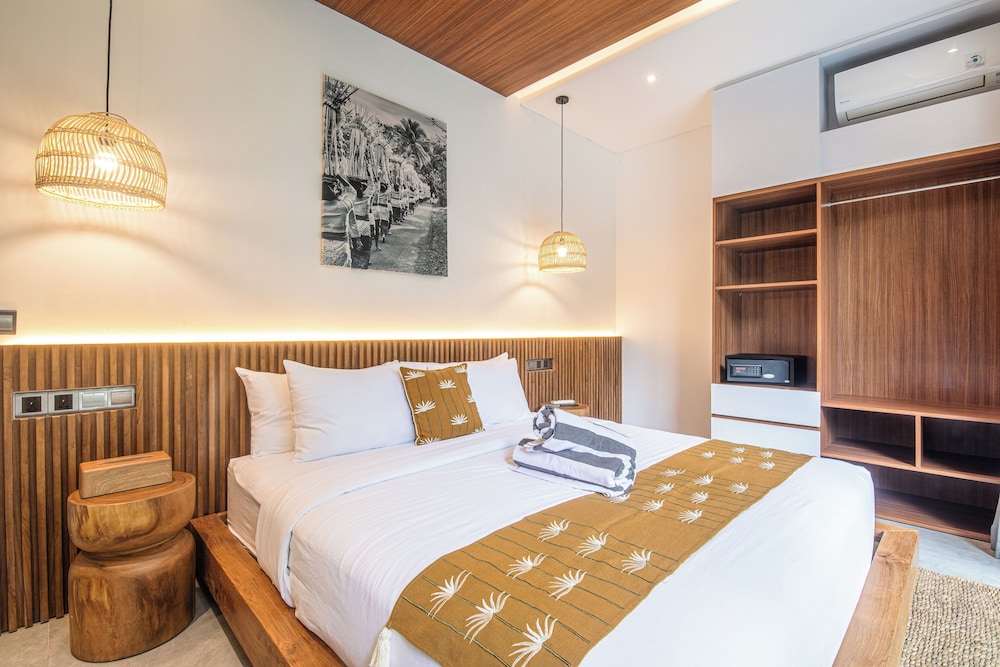 Enchanting 5BR Canggu Villa Moments to Sea