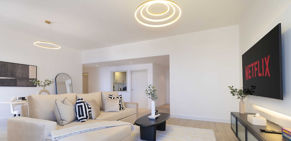 LUX The Dubai Eye Sea View Suite
