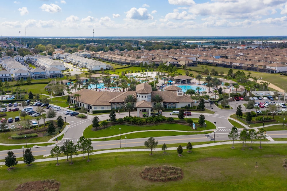 Upstay Movie-themed Mansion w Arcade Pool Hot Tub