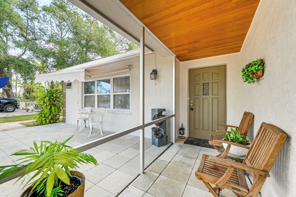 1 Mi to Dtwn Bonita Springs: Home w/ Lush Yard!