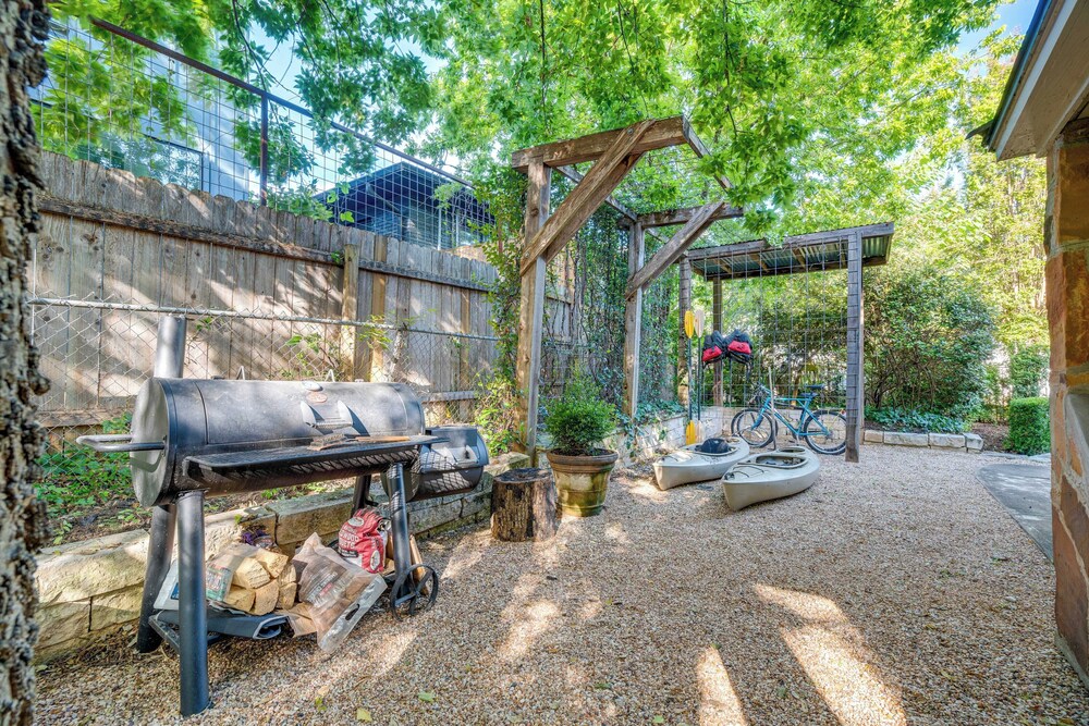 4 Mi to Dtwn: Tranquil Retreat in Austin!