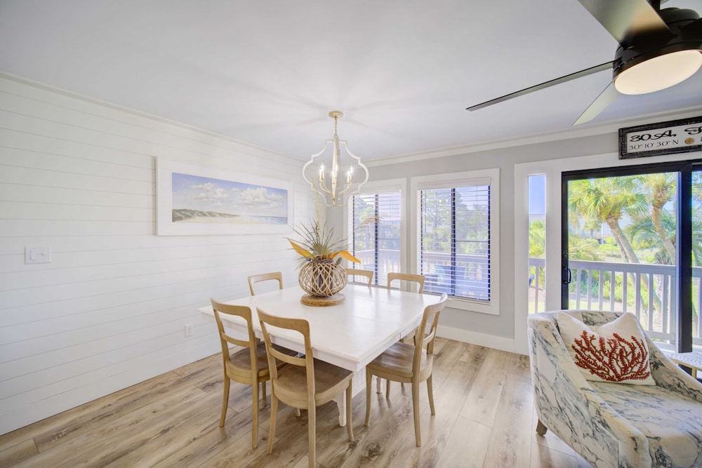 2 Condos, Steps to the Beach Pool+hot Tub, Balcony Lounge Triton & Sea Haven