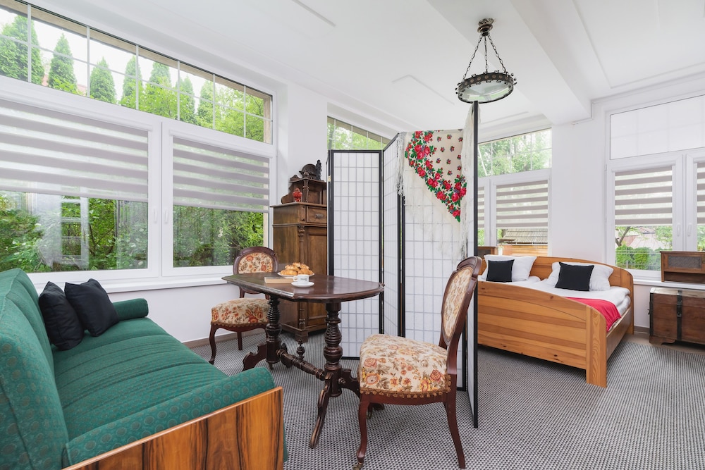Retro Apartment Zamoyskiego by Renters view 4