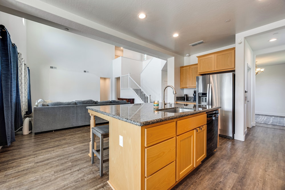 1 Mi to Golf! Spacious & Modern Home in Dinuba