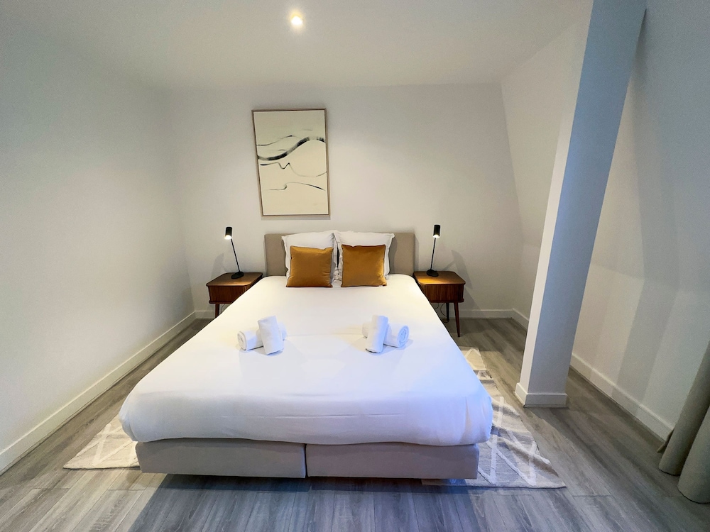 Copernic Right Luminous 2BR Apartment in Paris