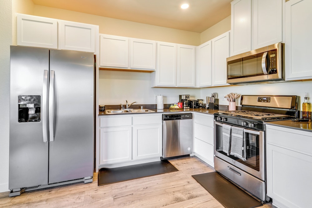 Reno Vacations - Modern Reno Vacation Home: Easy Access to Nature - Property Image 10
