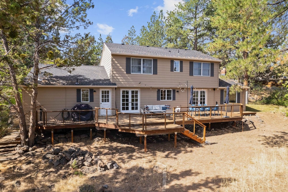 Serenity On 6th 30 Day Minimum 4 Bedroom Home by RedAwning
