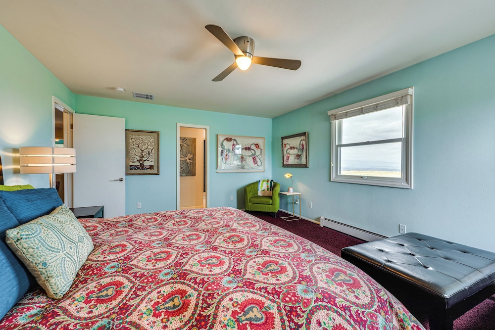 Mtn-view Home w/ Pickleball Court in Louisville!