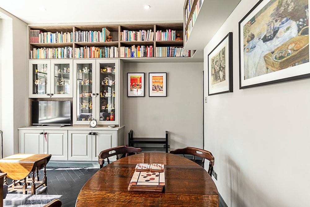 Book Lovers West End Home
