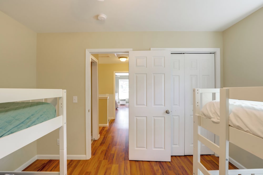 Family Home w/ Game Room, 3 Mi to Dtwn Asheville!