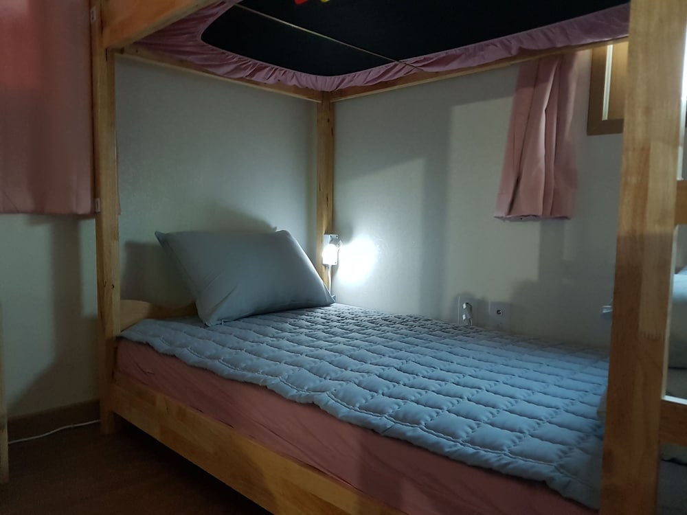 Buzz Guest House - Hostel