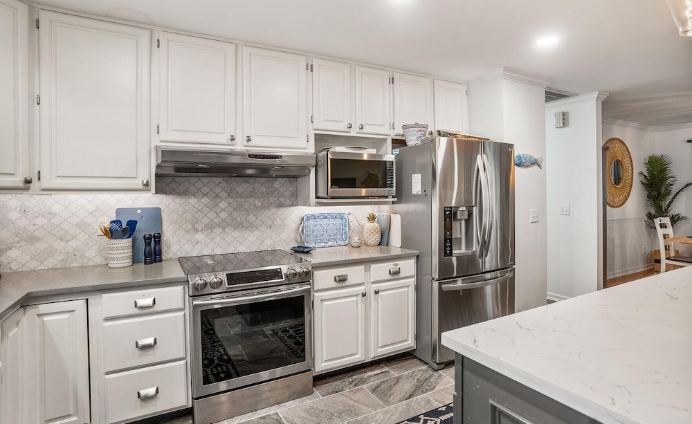 Beautifully Updated, Dog Friendly 4-bed, 4-bath Home Near Beach