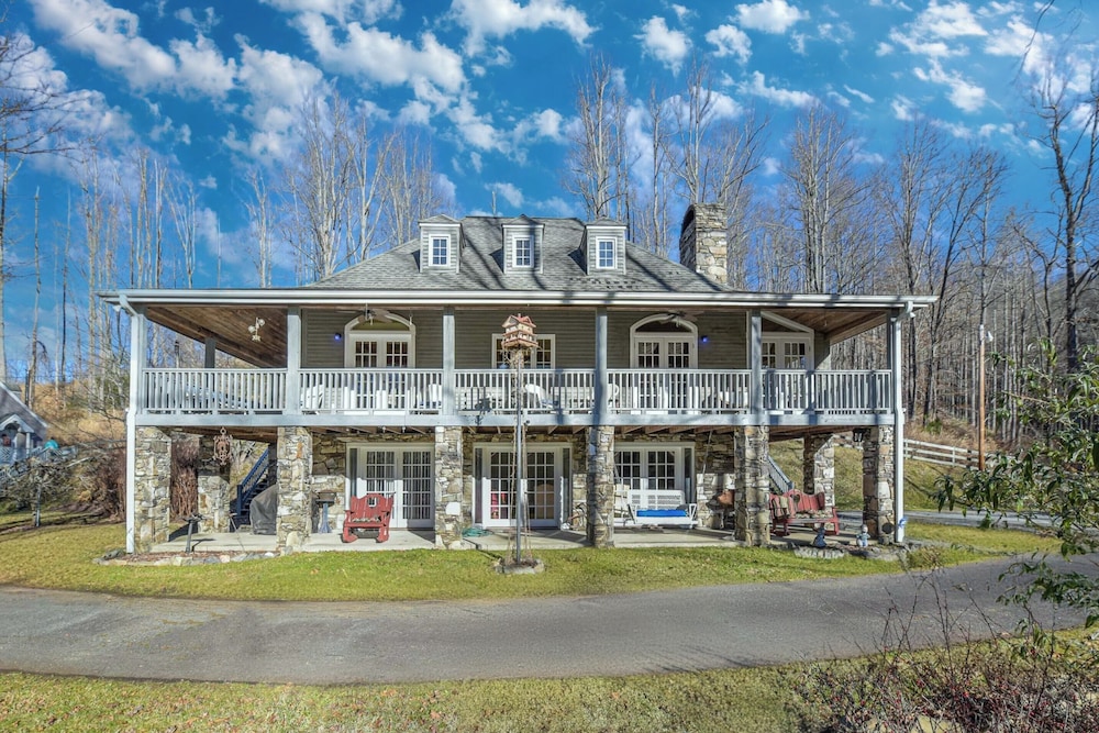 Main+guest House, Private Pond, Views, Large Yard 20mins to Heart of Asheville