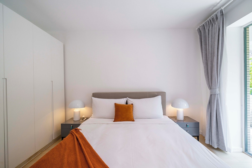 Tyms Bright 2BR 1BA Apt Xuhui Center