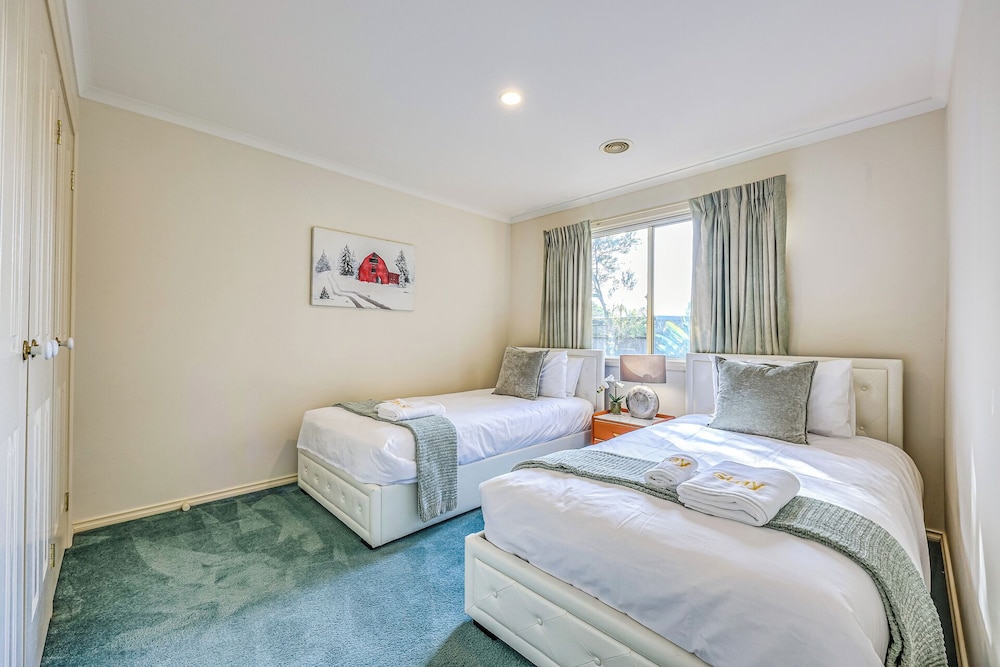 StayAU Family Retreat w/Pool Table in Cranbourne