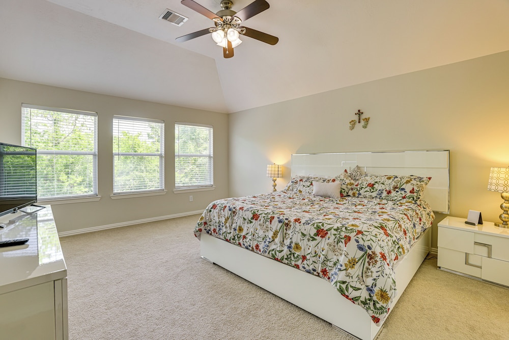 Group-ready Getaway in North Houston!