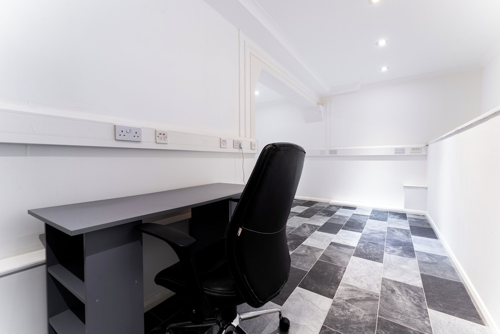 4-bed Home in Purley Near Gatwick Airport London