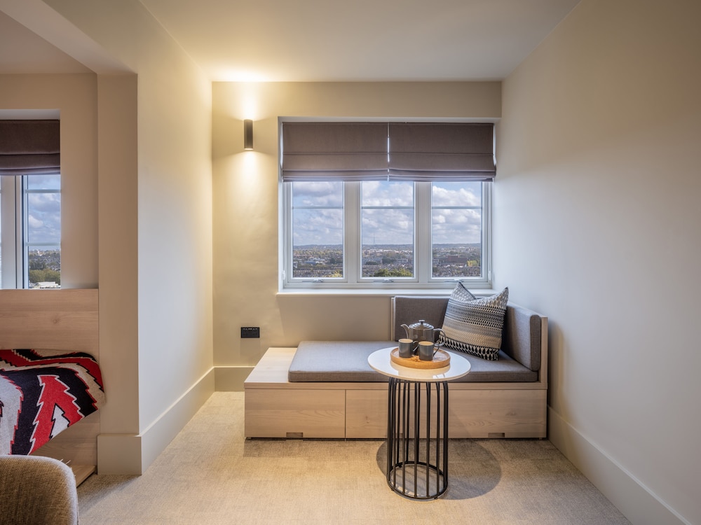 Stylish Studios SOUTHFIELDS STATION