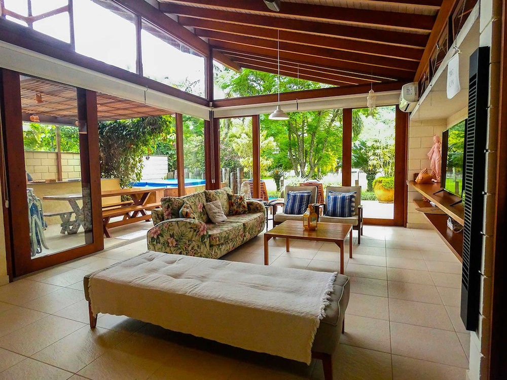 Casa c Wi-fi Jacuzzi e Churrasqueira em Guaec SP
