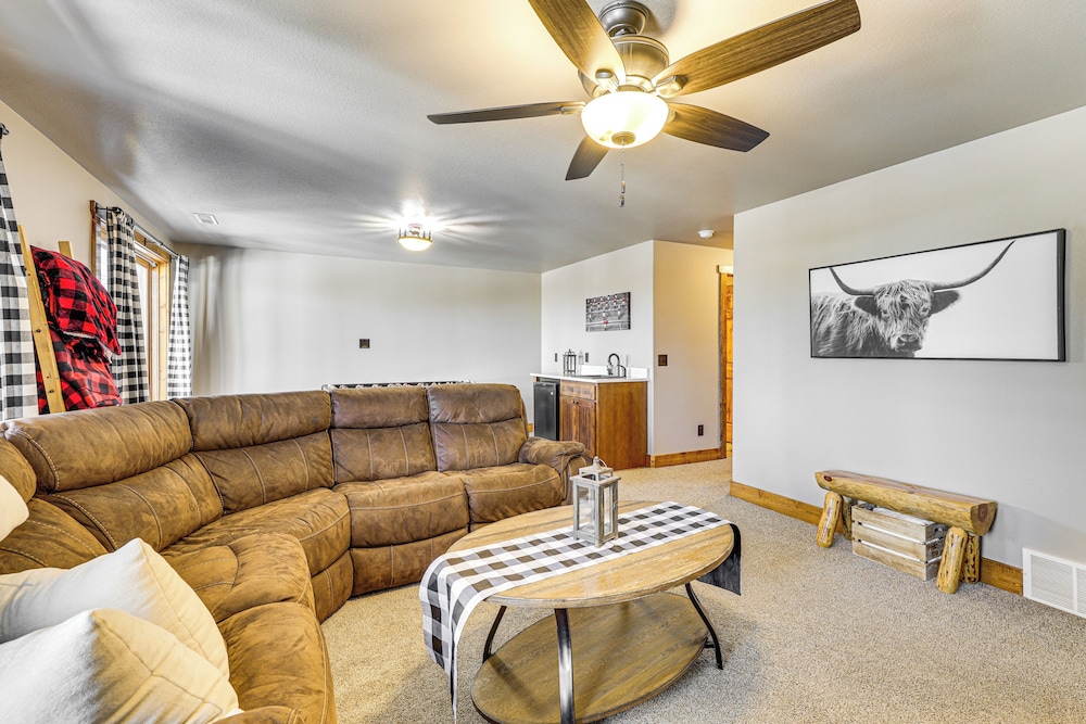 5 Mi to Terry Peak: Spacious Lead Cabin w/ Hot Tub