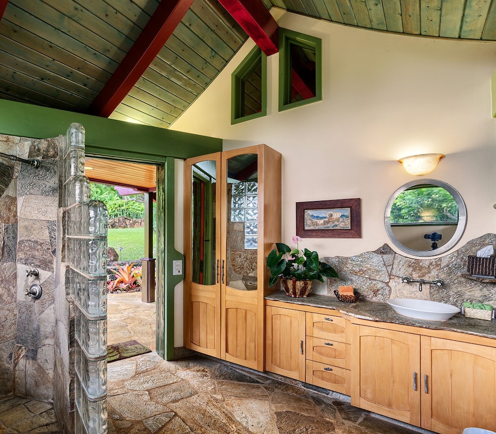 Sea Song in Kilauea With 4 Bedrooms and 6 Bathrooms