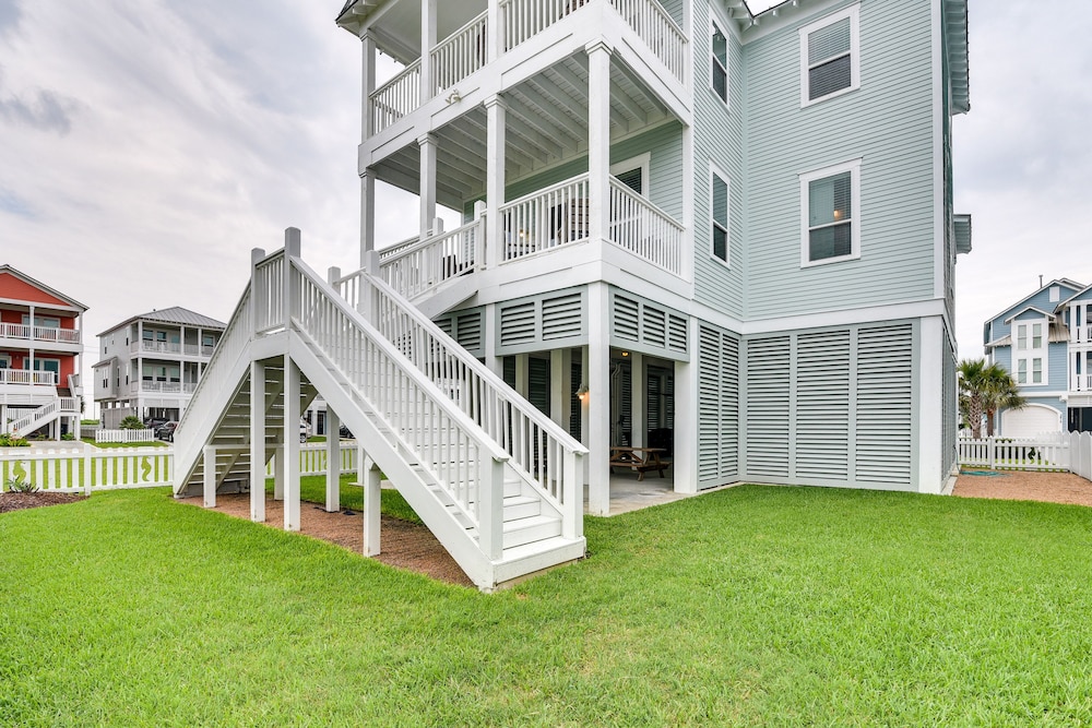 Walk to Ocean: Beach House w/ 2 Decks in Galveston