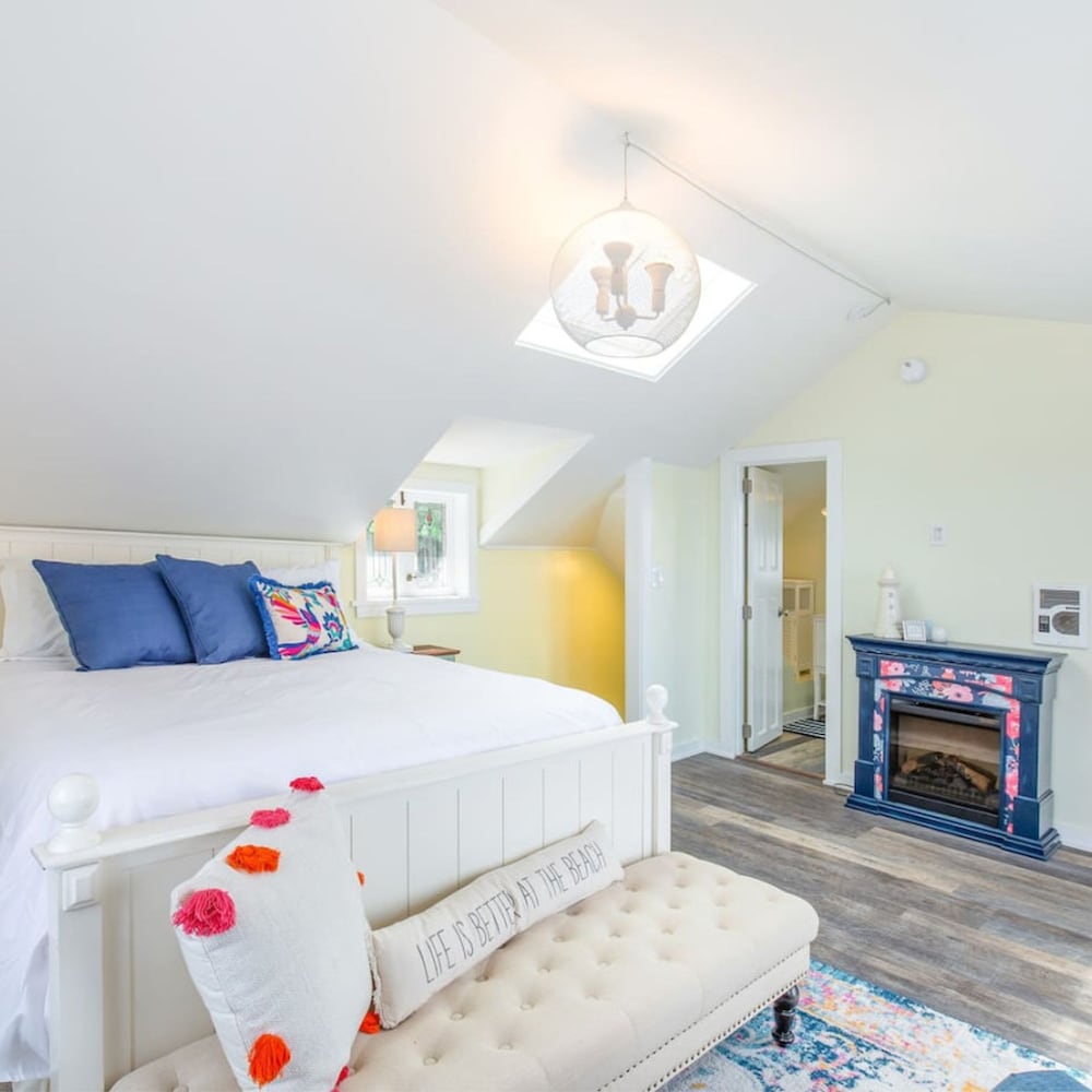 2BR 2BA The Waterfront Gray on Alki Beach EXT Stay view 2