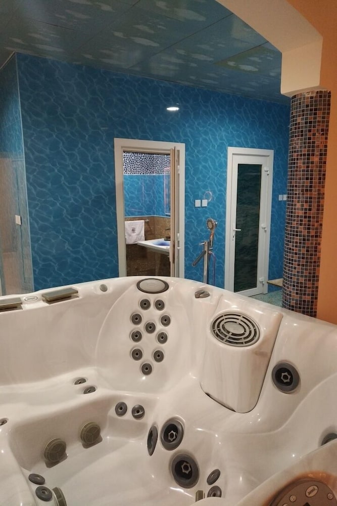 Emirates Hills Lake View Villa