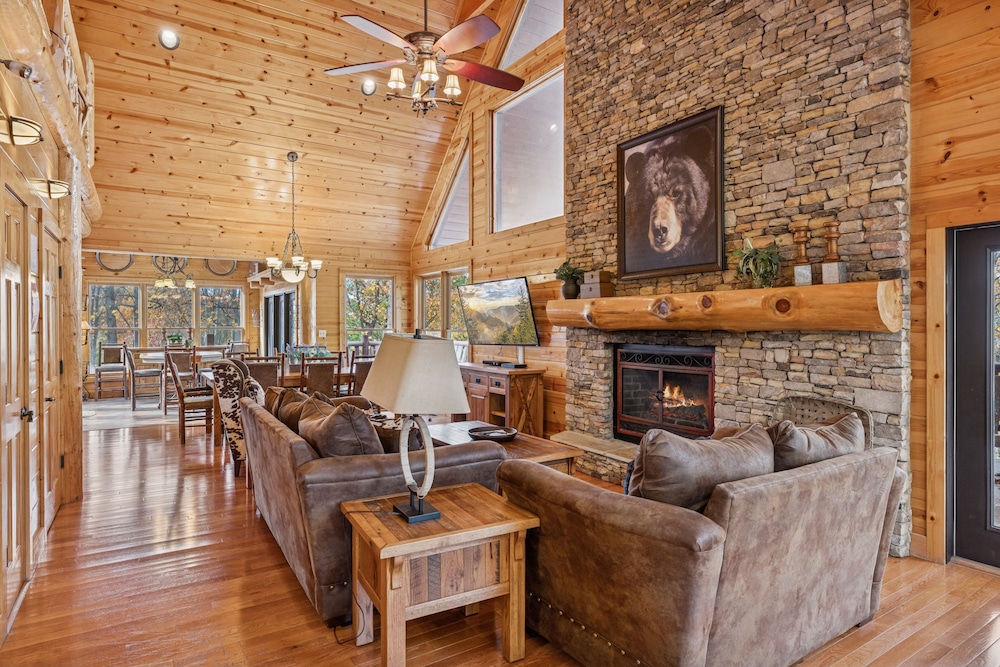 Pine Cone Cabin 4 Bedroom Cabin