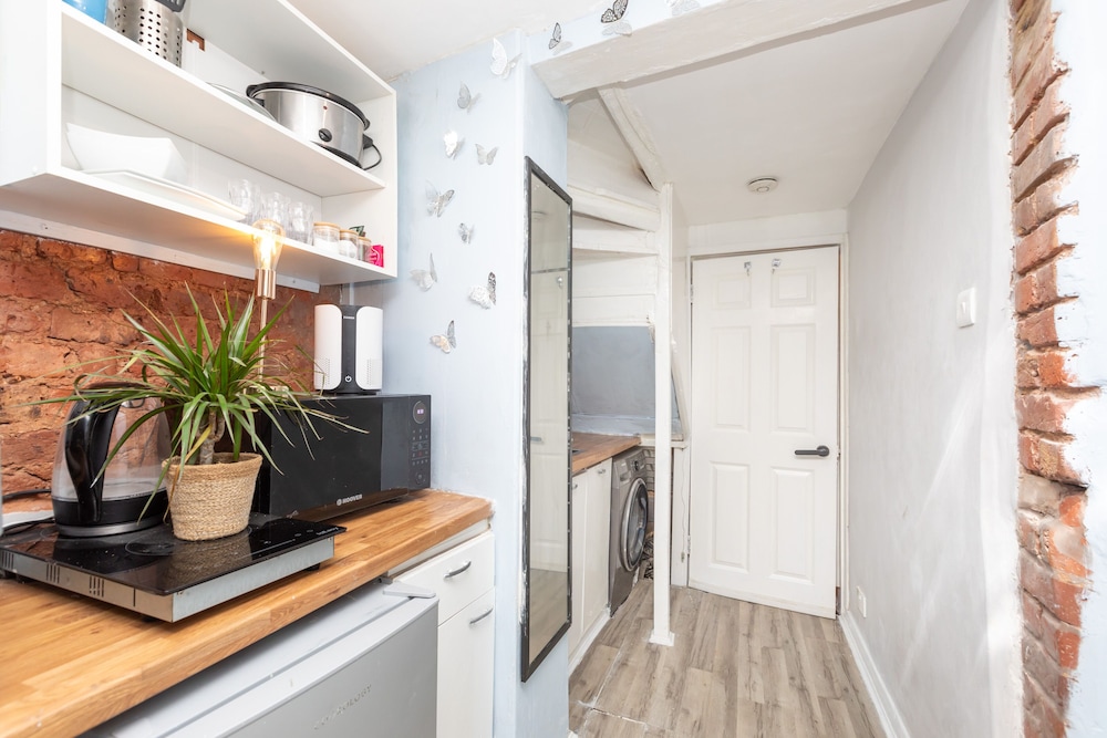 Charming 1-bed Studio Annex,parking,kitchen,wifi