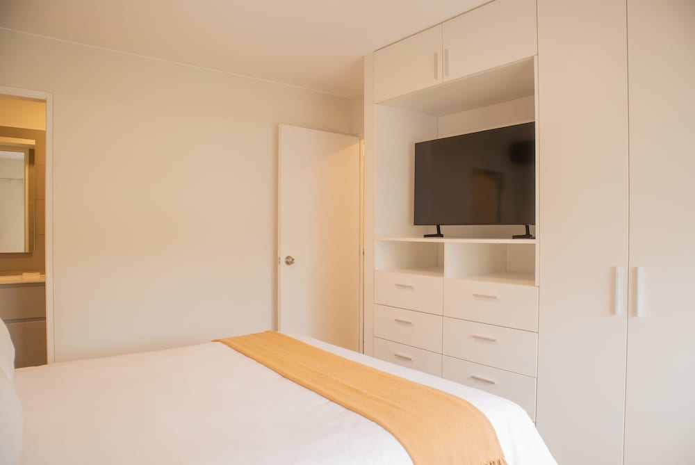 w Inviting 2BR w Balcony in Lively Miraflores