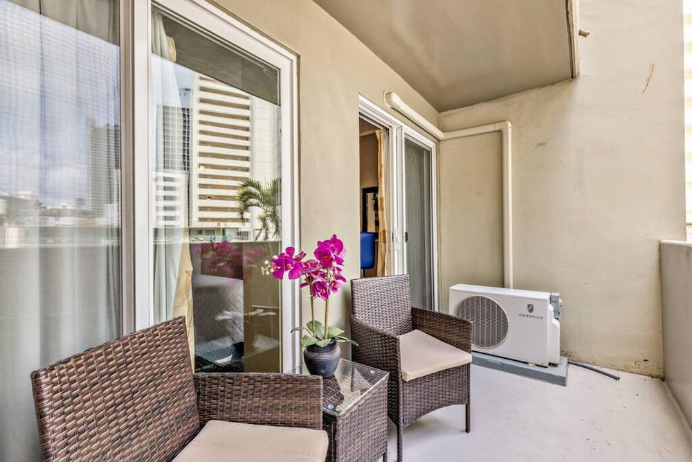 Picturesque Waikiki Hotel Room w Private Balcony