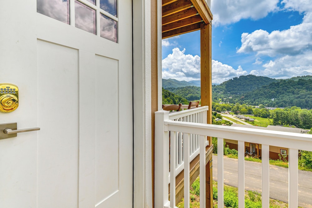 Near Hiking: Mtn-view Maggie Valley Escape!