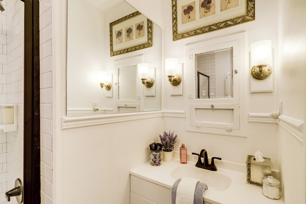 1 Mi to Dtwn! Restored 1930s Brenham Retreat