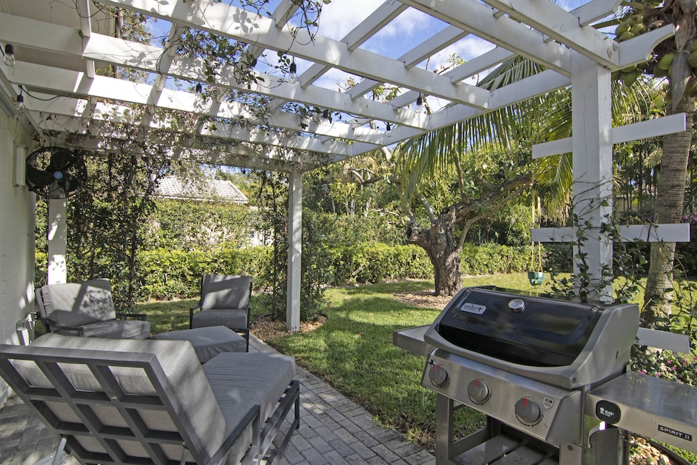 La Casa Blanca Minutes From the Beach! view 3