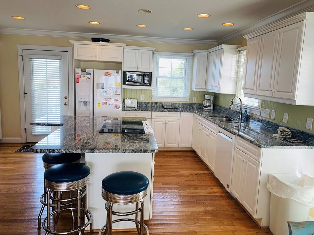 Sweet Dreams Private 4 Bedroom Home by RedAwning
