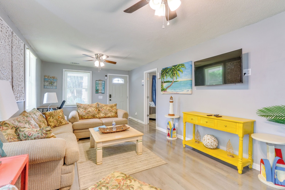 Beachy Home in Heart of Beaufort w/ Pool Access