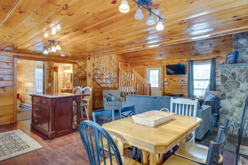 Cozy Laconia Cabin, Close to Winnipesaukee Pier!